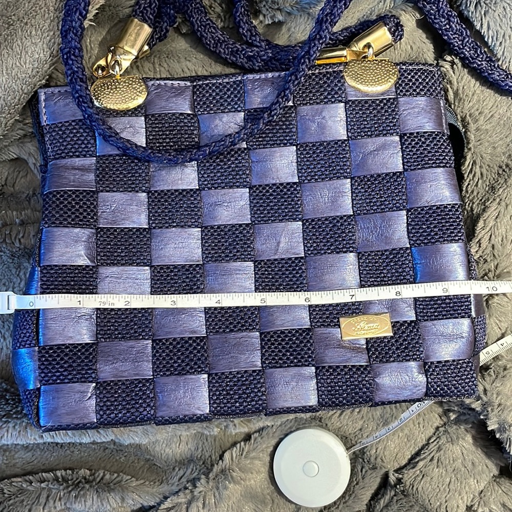 Beautiful blue purse with basket weave pattern and golden hardware - Picture 12 of 13